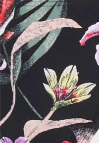 Tecido preto com padrões florais vibrantes em rosa, roxo e verde. Inclui folhas detalhadas e acentos de flores. Textura suave.