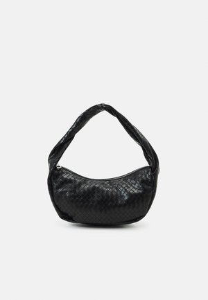 Sac à bandoulière en cuir tressé noir de forme croissante avec une fermeture éclair sur le dessus, sur fond blanc uni.