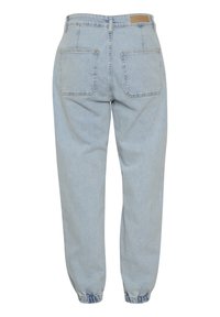 Jasnoniebieskie dżinsy o luźnym kroju, z elastycznymi mankietami, dwoma tylnymi kieszeniami i brązową metką marki na pasku.