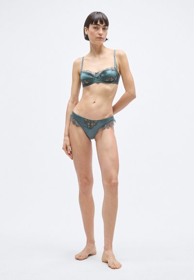 Sutien verde-albăstru închis cu dantelă și chiloți asortați, cu finisaj satinat, modele florale delicate, detalii semi-transparente și bretele reglabile.