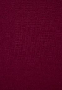 Tessuto bordeaux con una texture liscia e uniforme e una finitura morbida, che mostra un motivo di intreccio coerente su tutta la superficie.