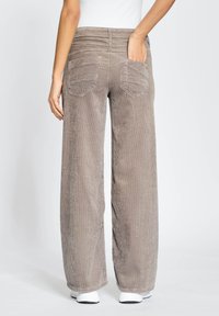 Gang WIDE FIT WIDE - Stoffhose - light taupe