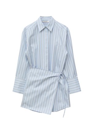 Lyseblå skjortekjole med lange ærmer, lodrette hvide og grå striber, spids krave, knappede manchetter og detalje med bindebånd i siden.