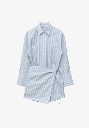 Jasnoniebieska sukienka koszulowa z długim rękawem, ozdobiona pionowymi białymi i szarymi paskami, z kołnierzykiem z ostrymi końcami, zapinanymi mankietami i wiązaniem po bokach.