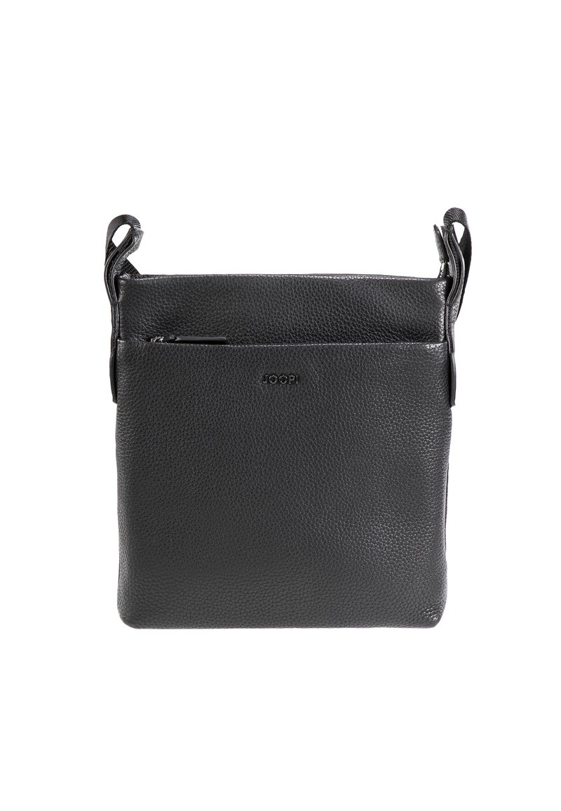 Bolso de hombro de cuero negro con un acabado texturizado, que cuenta con un bolsillo frontal con cremallera y dos correas ajustables. Diseño minimalista.