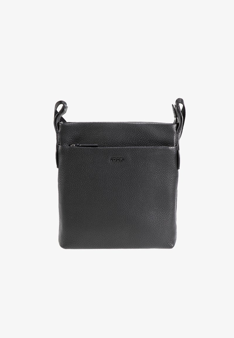 Bolso de hombro de cuero negro con un acabado texturizado, que cuenta con un bolsillo frontal con cremallera y dos correas ajustables. Diseño minimalista.