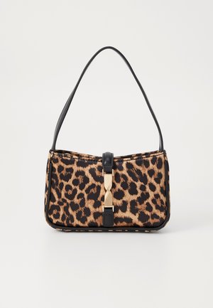 Sac à main imprimé léopard avec une bandoulière noire, des accents en métal doré et une forme structurée. Présente un détail de fermoir central.