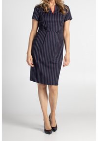 Marineblauw pinstripe jurk met korte mouwen, V-hals en rode accenten. Strakke pasvorm met een rok tot op de knie en een soepele textuur.