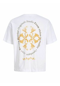 Wit T-shirt met een geel bloemen symmetrisch ontwerp en circulaire tekst met de woorden "From vision to reality Copenhagen 1990 Hornem district Originals Studio."