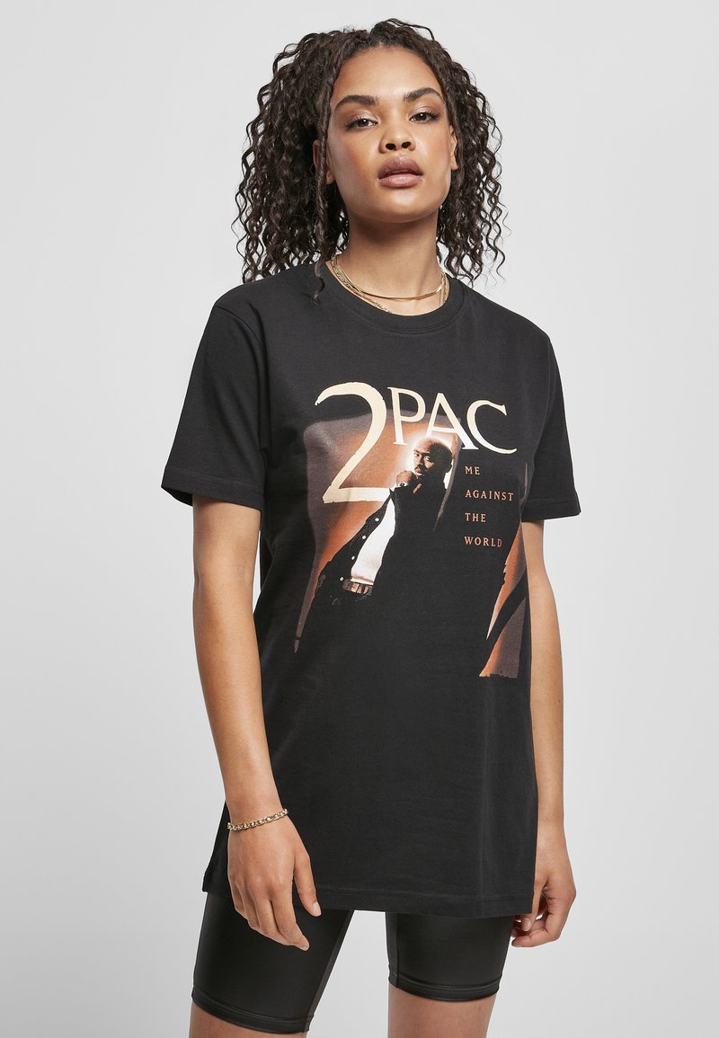 T-shirt en coton noir avec une impression graphique de l'artiste 2Pac et le texte "ME AGAINST THE WORLD" dans une couleur beige contrastante.