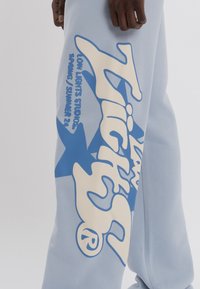LOW LIGHTS STUDIOS® ASTRO JOGGER - Treniņtērpa apakšdaļas - sky blue