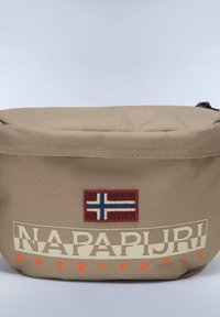 Beige tygväska med rektangulär form. Har en sydd norsk flagga och "NAPAPIJRI geographic" i vit och orange text.