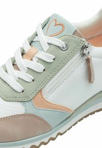 Sneaker multicolore con pelle bianca, dettagli verde menta e pesca, pannelli testurizzati, lacci bianchi piatti e una tasca laterale con zip.