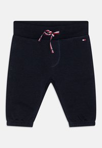 Mörkblå shorts med elastisk midja, snörning med röda och vita ränder, samt elastiska avslut vid nederkanten.