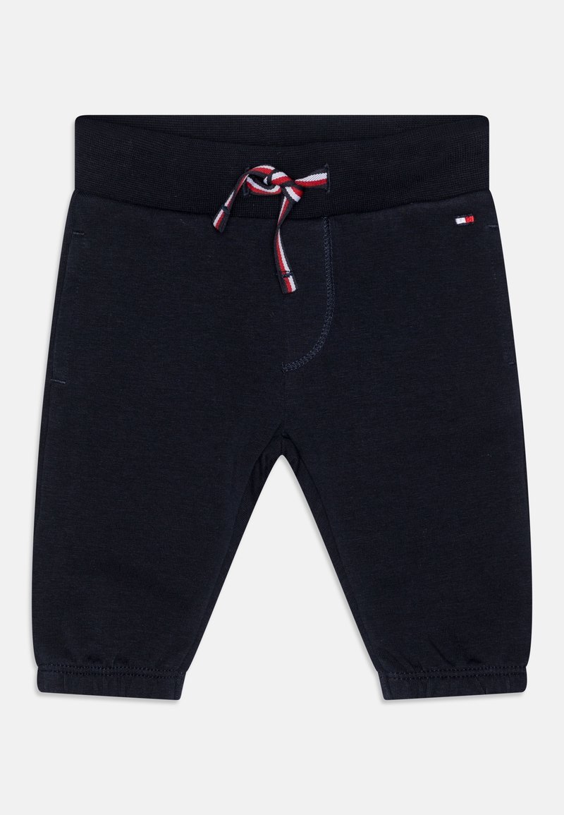 Mörkblå shorts med elastisk midja, snörning med röda och vita ränder, samt elastiska avslut vid nederkanten.