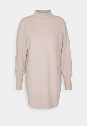 Beige langærmet ribstrikket sweaterkjole med høj rund hals og tætsiddende manchetter.