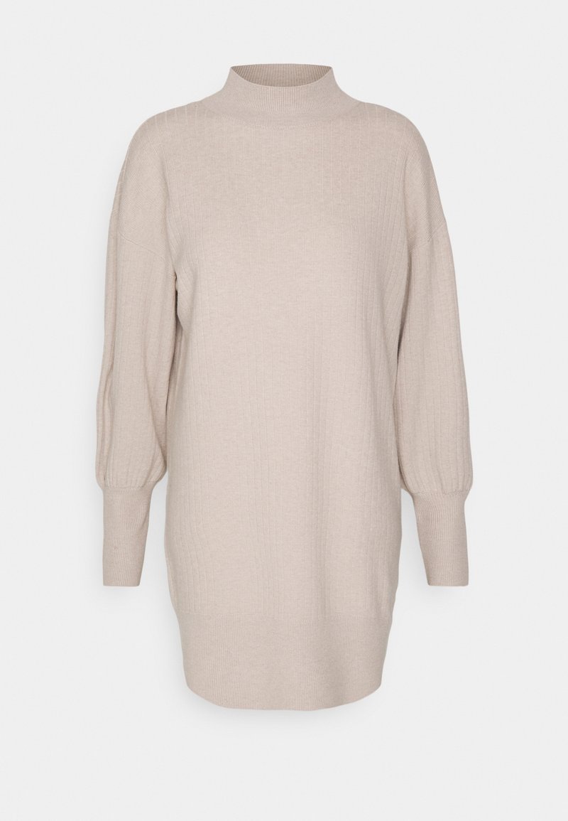 Robe pull beige en maille côtelée à manches longues avec col rond haut et poignets ajustés.