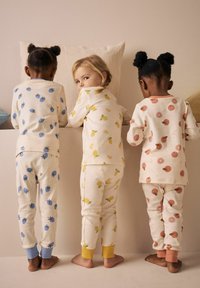 Bijpassende kinderpajama's van zachte, lichte stof met fruitpatronen: blauwe bosbessen, gele citroenen en roze sinaasappels. Met manchet mouwen en enkels.