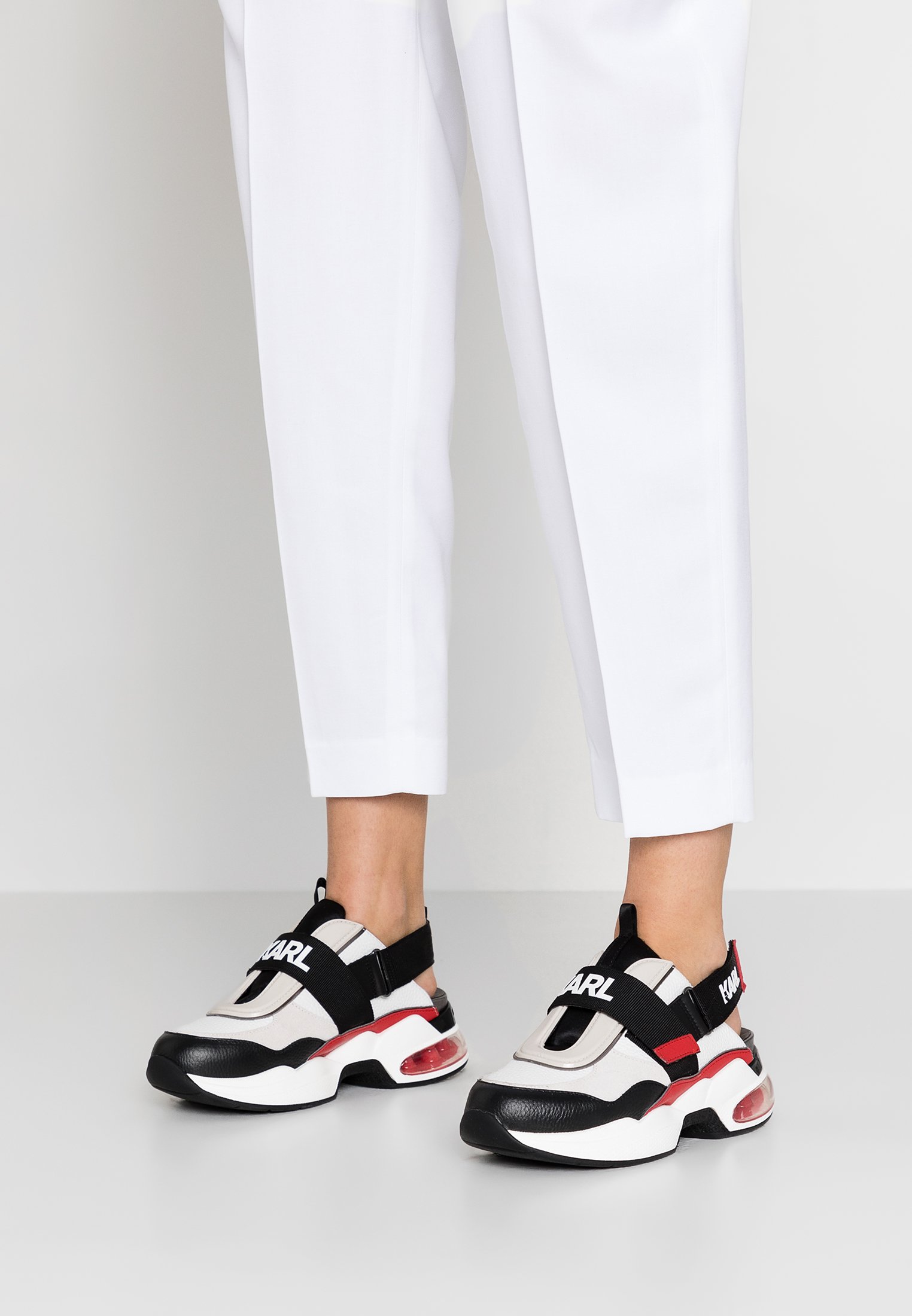 KARL LAGERFELD SHUTTLE SLINGBACK Joggesko whitesvart KARL LAGERFELD SHUTTLE SLINGBACK Joggesko whitesvart