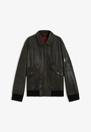 Leder Bomberjacke in Dunkelbraun mit Reißverschluss, zwei Fronttaschen, gerippten Bündchen und einer aufgesetzten Tasche am Ärmel. Strukturierte Oberfläche.