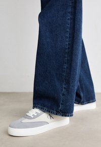 Odabrano, creamy white/white/formal grey