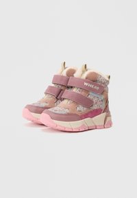 Roze en mauve kinderschoenen van suede en stof met bloemmotieven, voorzien van klittenbandsluitingen en een zachte voering.