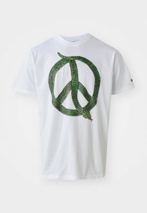 Hvid bomulds-T-shirt med et grafisk motiv af en grøn slange, der danner et fredssymbol foran. Korteærmer og rund halsudskæring.