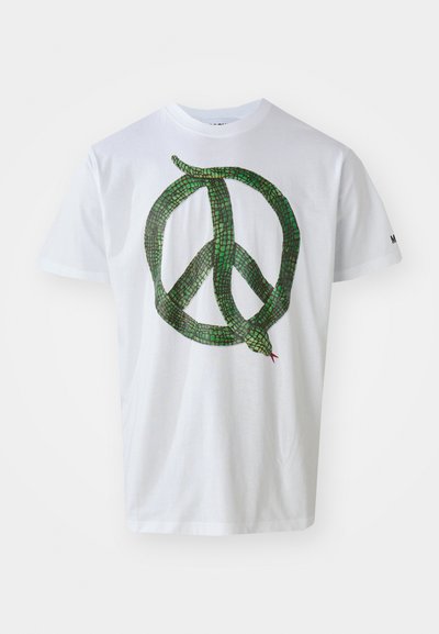 Camiseta blanca de algodón con un gráfico de una serpiente verde formando un símbolo de paz en la parte delantera. Mangas cortas y cuello redondo.