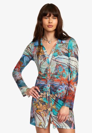 Vestido de gasa multicolor con mangas largas, botones en el frente, patrones florales y abstractos, y silueta ajustada. Acentuado con un cuello.