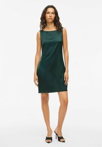Saténové zelené šaty bez rukávov, s lodičkovým výstrihom a rovnou siluetou. Hladká textúra a dĺžka nad kolená.