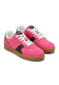 Růžové sportovní boty s hladkou kůží a semišem, s černým decentním pruhem. Bílé tkaničky, polstrovaný límec a gumová podrážka.