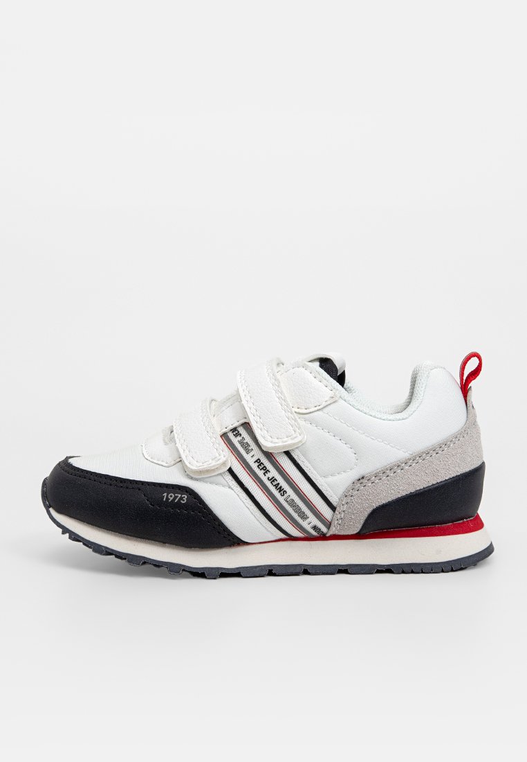 Weiße Sportschuhe mit Klettverschlüssen, schwarzen und grauen Akzenten, roten Fersendetails, strukturiertem Obermaterial und einer Gummisohle mit strukturiertem Profil.