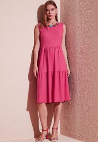 LELA REGULAR FIT - Strickkleid - fuchsia