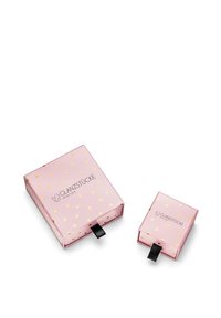 Rožinės dovanų dėžutės su auksinėmis lapų raštais, viena didesnė ir viena mažesnė, su juoda traukimo juostele ir užrašu "GLANZSTÜCKE MÜNCHEN."