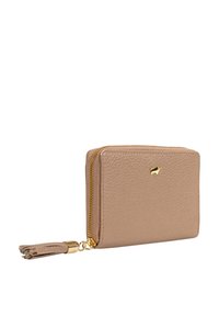 Portefeuille en cuir beige avec une finition texturée, quincaillerie dorée, fermeture éclair, et un accent en pompon sur la fermeture. Comprend un petit logo.