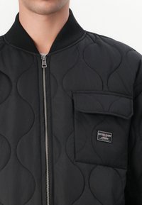 Guess Jeans QUILTED PUFFER JACKET - Light jacket - jet black