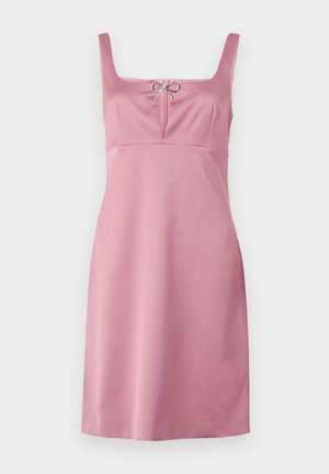 Šviesiai rožinė be rankovių suknelė su kvadratiniu iškirpimu, kuriame yra nedidelė kaspinėlių detalė, priglundantis liemuo pereina į tiesią sijoną.