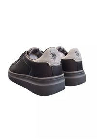 Sneakers nere con dettagli grigi, tomaia in pelle, suola strutturata e logo ricamato sul tallone posteriore. Presentano un colletto imbottito.