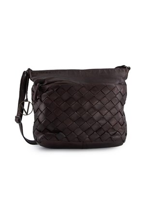 Dunkelbraune Ledertasche mit gewebter Textur, Reißverschluss oben, verstellbarem Schultergurt und Seitenfach. Metallisches Logo-Detail am Gurt.