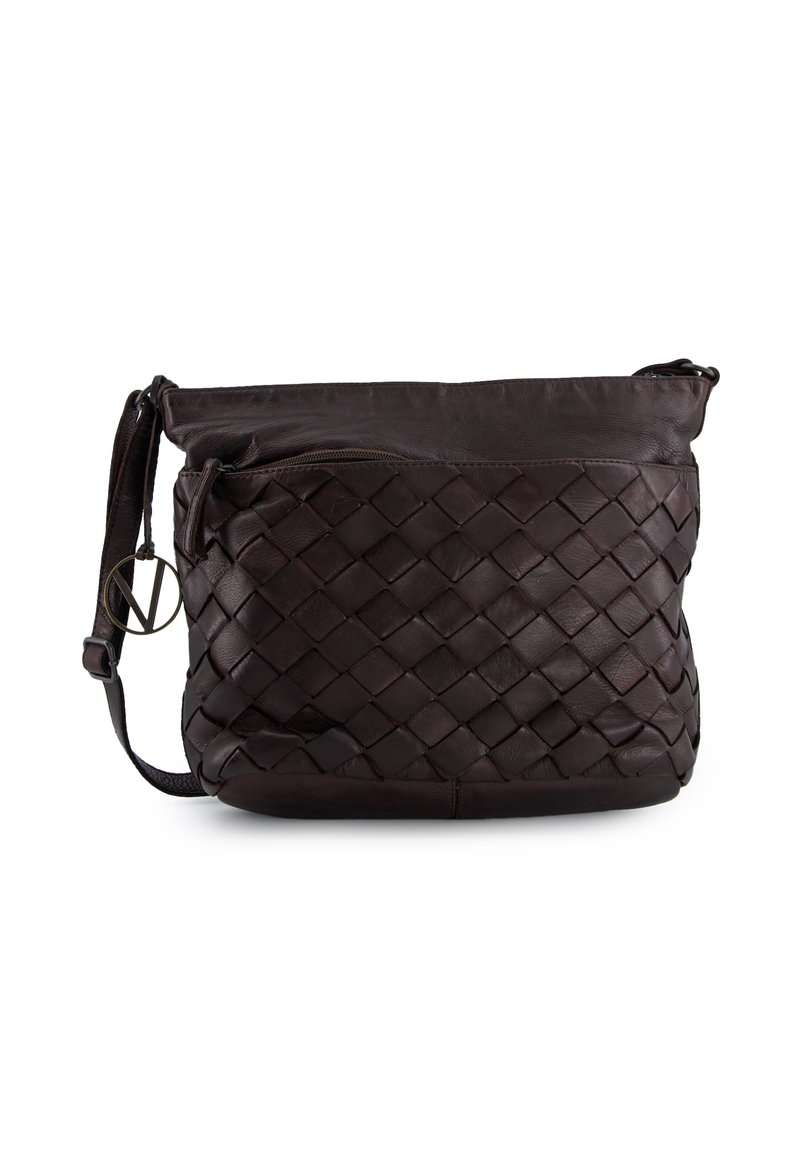 Dunkelbraune Ledertasche mit gewebter Textur, Reißverschluss oben, verstellbarem Schultergurt und Seitenfach. Metallisches Logo-Detail am Gurt.