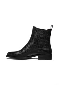 Schwarze Lederstiefelette mit Krokodilprägung, flacher Sohle und seitlichen Elastikeinsätzen für ein einfaches An- und Ausziehen. Mit einer Zuglasche hinten.