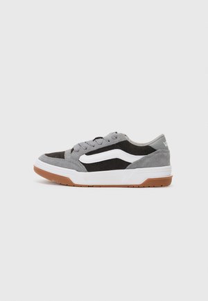 Sneakers in suede grigio e nero con dettagli bianchi e suola in gomma naturale, caratterizzati da punta rotonda e design con lacci.