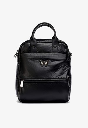 Czarna torebka skórzana o fakturze, z dwoma górnymi uchwytami, przednią kieszenią na zamek oraz metalowym logo "W" na centralnej części przodu.