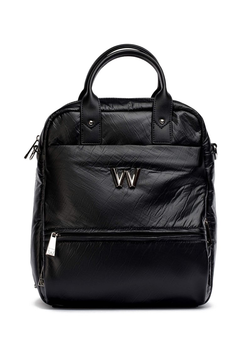 Sac à main en cuir noir texturé avec deux poignées supérieures, poche zippée à l'avant et logo métallique "W" au centre avant.