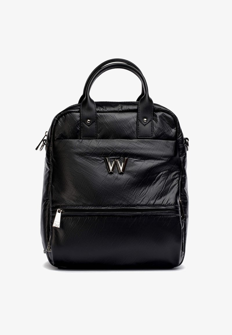 Bolso de mano de cuero negro texturizado con dos asas superiores, bolsillo con cremallera en la parte frontal y logotipo metálico 'W' en el centro del frente.