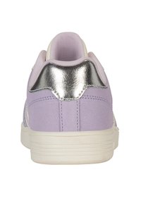 Lila Sneaker mit einer Wildleder-Oberfläche, metallic-silberner Fersenelement und weißer Gummisohle. Verfügt über kontrastierende Nähte und einen gepolsterten Schaft.