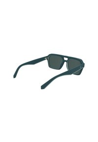Sonnenbrille mit rechteckiger Form, mattem dunkelblauen Rahmen, grauen getönten Gläsern und schlanken Bügeln. Hat ein kleines Logo am Schläfenbereich.