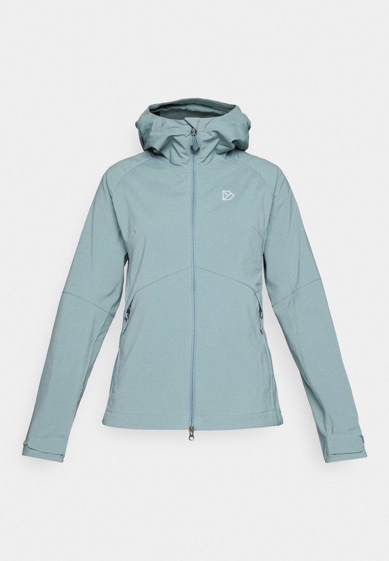 Helle blaue Softshelljacke mit Kapuze, vollem Frontreißverschluss, zwei seitlichen Reißverschlusstaschen und verstellbaren Handgelenkstraps.