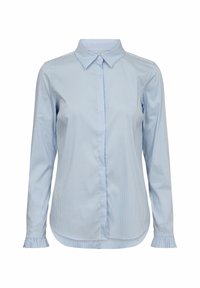 Világoskék csíkos, hosszúujjú ing hegyes gallérral és fodros mandzsettákkal, gombos elülső résszel és ívelt alsó szegéllyel.