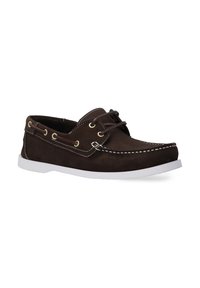 Braune Wildleder-Bootsschuhe mit weißer Gummisohle, dekorativer weißer Naht und Metallösen für die Schnürsenkel. Hat ein niedriges Profil.